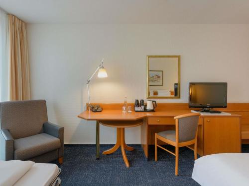 Habitación Doble Estándar con sofá cama del hotel Novotel Freiburg Am Konzerthaus. Foto 2