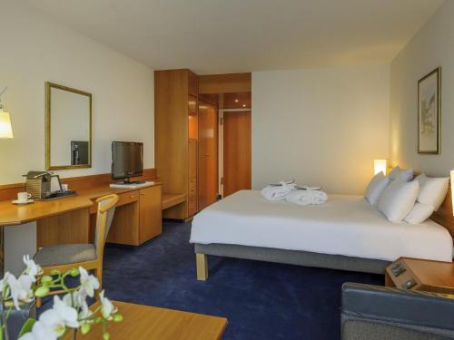 Double Room with Sofa Bed and Terrace del hotel Novotel Freiburg Am Konzerthaus