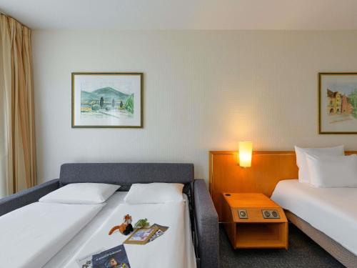 Habitación Doble Superior con sofá cama del hotel Novotel Freiburg Am Konzerthaus. Foto 2