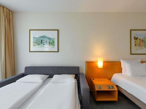 Habitación Doble Superior con sofá cama del hotel Novotel Freiburg Am Konzerthaus. Foto 3