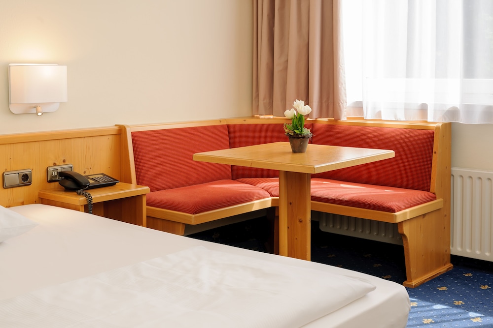 Habitación estándar con cama queen - size del hotel Mercure Garmisch Partenkirchen. Foto 1