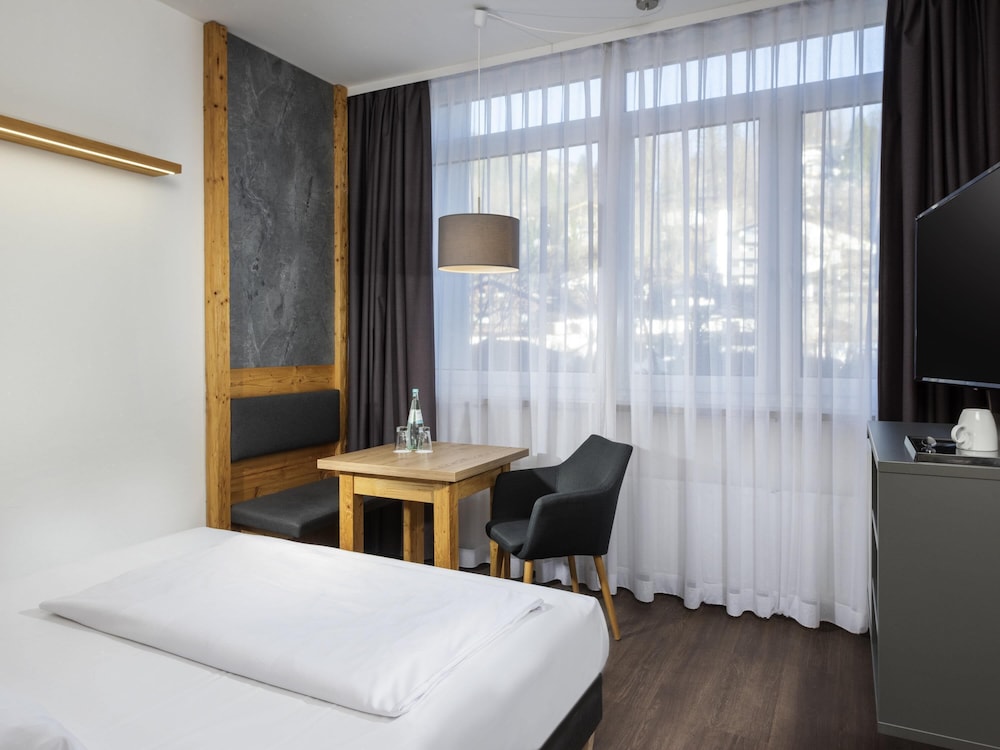 Habitación estándar con cama queen - size del hotel Mercure Garmisch Partenkirchen. Foto 4