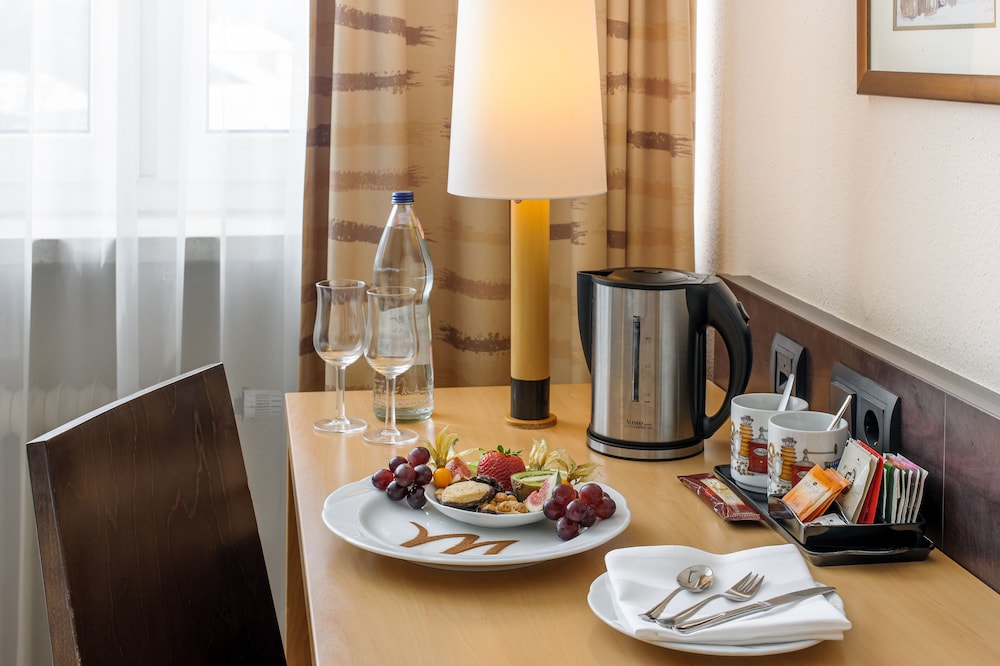 Habitación Estándar con cama queen - size y sofá del hotel Mercure Garmisch Partenkirchen. Foto 5