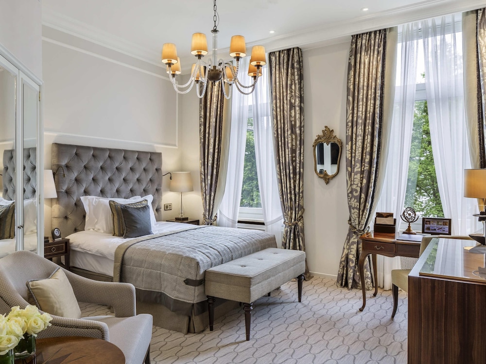Habitación FAIRMONT con vistas a la Alster y balcón del hotel Fairmont Vier Jahreszeiten Hamburg