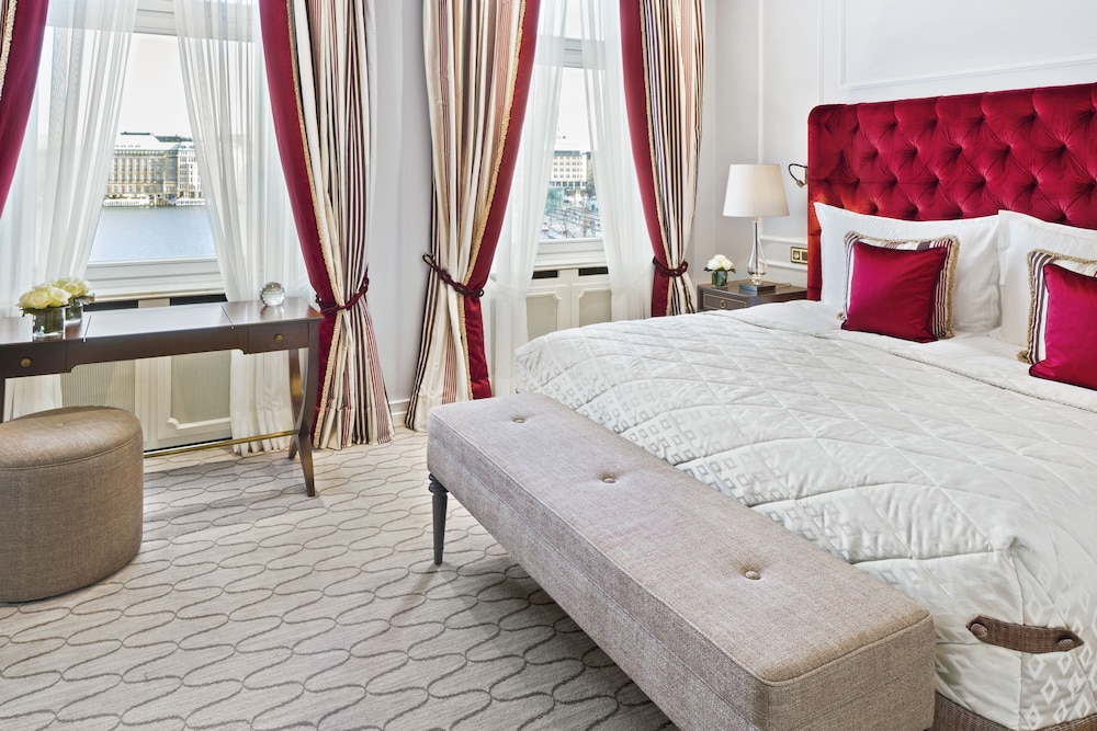 Habitación FAIRMONT con vistas a la Alster y balcón del hotel Fairmont Vier Jahreszeiten Hamburg. Foto 1