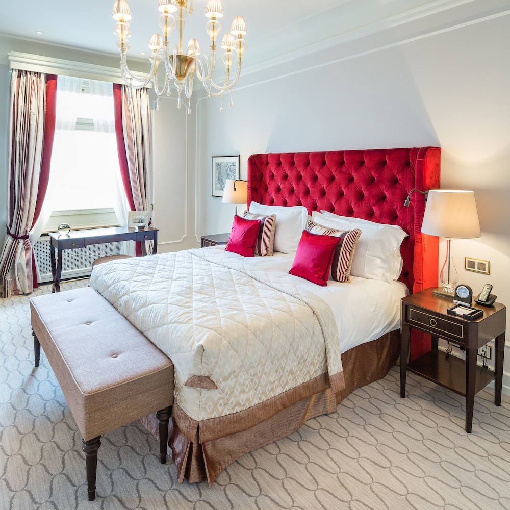 Habitación Deluxe con vistas al jardín del hotel Fairmont Vier Jahreszeiten Hamburg. Foto 1