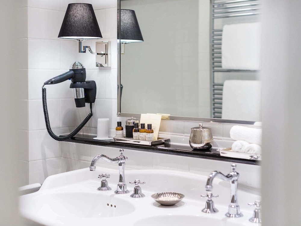 Habitación Deluxe con vistas al jardín del hotel Fairmont Vier Jahreszeiten Hamburg. Foto 4