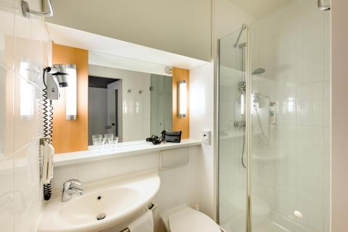 Habitación Estándar - 1 cama grande del hotel Ibis Hamburg Alster Centrum. Foto 6