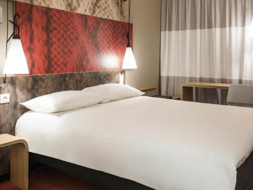 Room with One Double Bed and Sofa del hotel Ibis Hamburg Alster Centrum. Foto 2