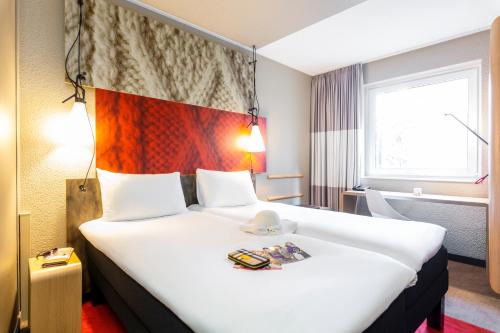 Habitación Doble - 2 camas del hotel Ibis Hamburg Alster Centrum. Foto 9