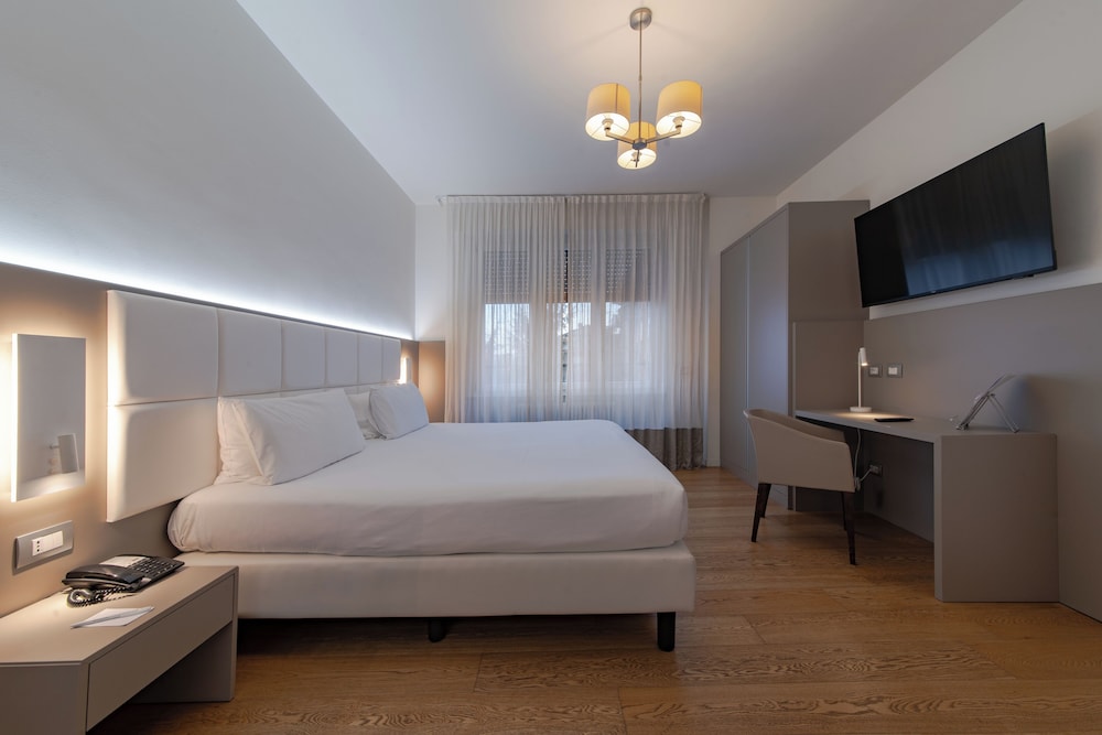 Apartamento superior con 1 cama francesa (140 x 200), salón y cocina del hotel Mercure Milano Solari. Foto 1