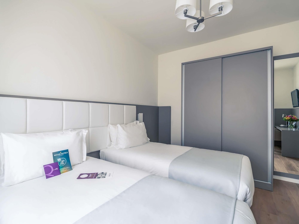 Apartamento con 2 dormitorios con 1 cama tamano king y 2 camas individuales del hotel Mercure Milano Solari. Foto 2