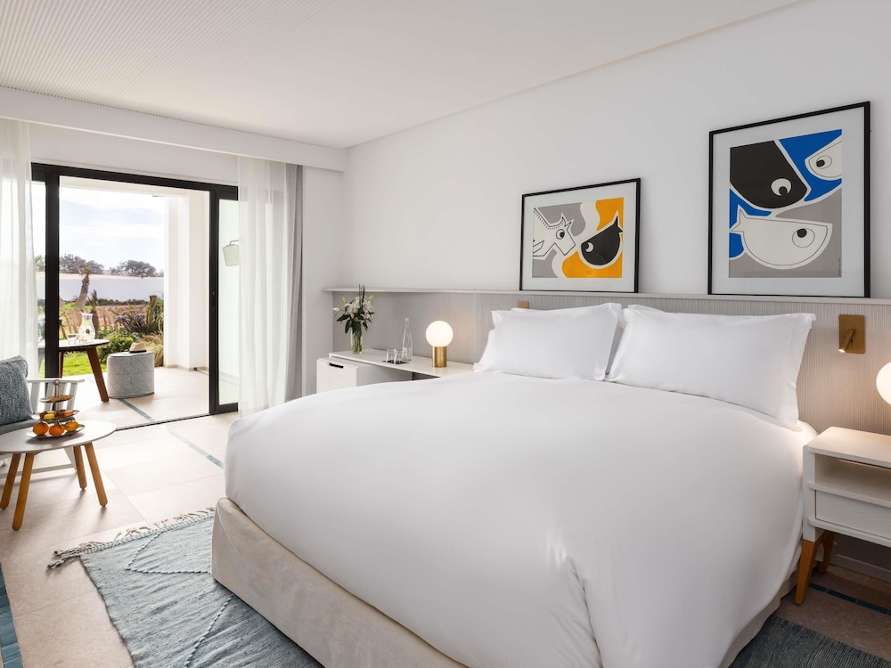 Habitación Prestige, 1 cama queen - size y vista parcial al mar del hotel Sofitel Agadir Thalassa Sea and Spa. Foto 3