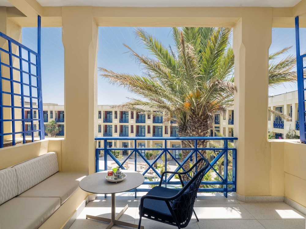 Habitación Superior con camas gemelas y vistas a la piscina del hotel Le Medina Essaouira Thalassa Sea and Spa Mgallery. Foto 4