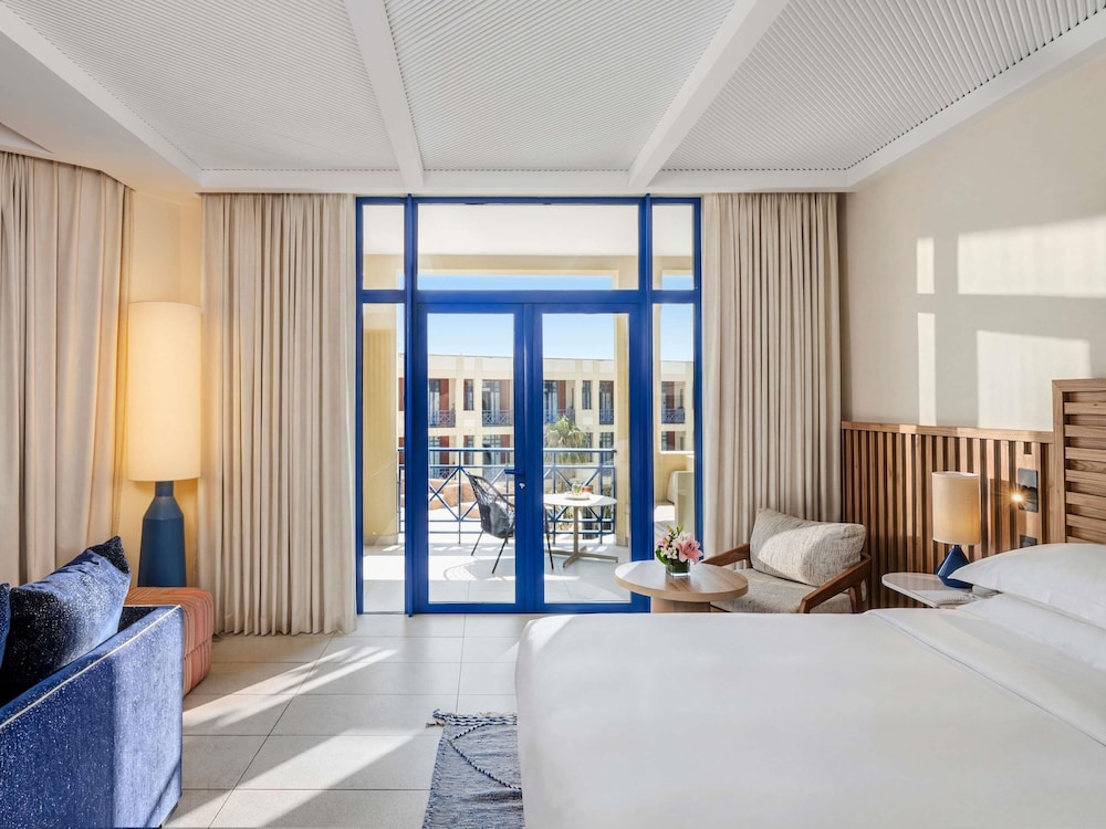 Suite Junior, vistas a la piscina, cama king - size del hotel Le Medina Essaouira Thalassa Sea and Spa Mgallery