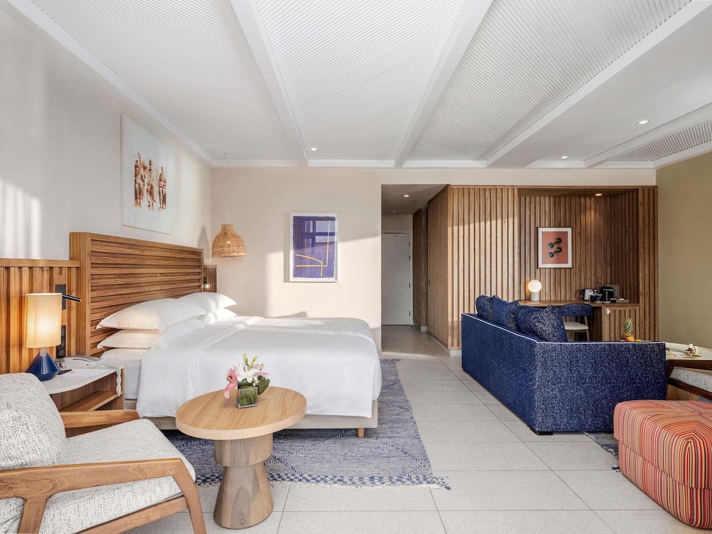 Suite Junior, vistas a la piscina, cama king - size del hotel Le Medina Essaouira Thalassa Sea and Spa Mgallery. Foto 3