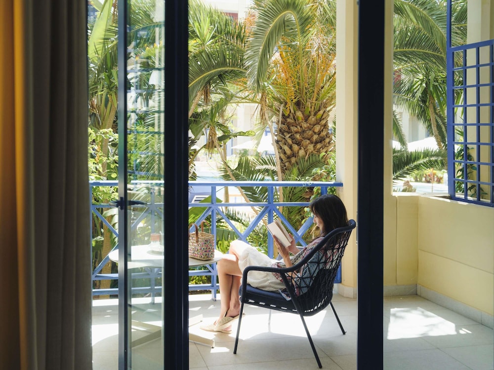 Suite Junior, vistas a la piscina, cama king - size del hotel Le Medina Essaouira Thalassa Sea and Spa Mgallery. Foto 7