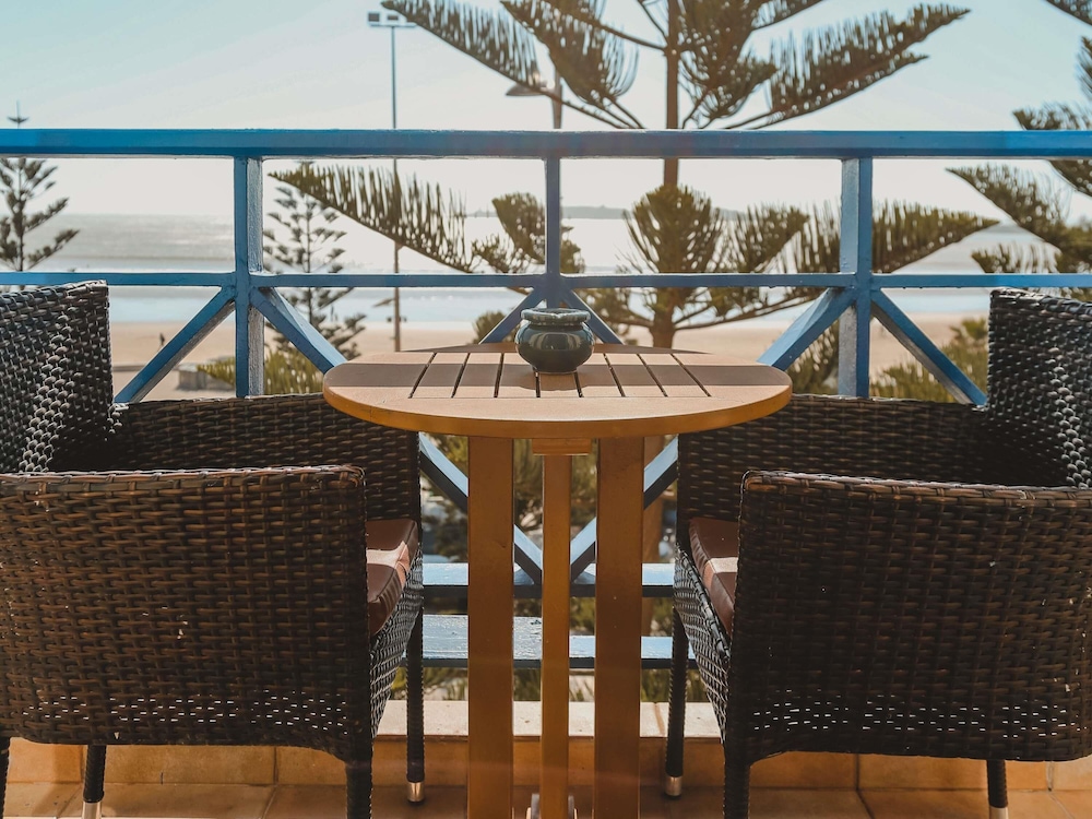 Suite Ejecutiva con cama king - size y vistas al mar del hotel Le Medina Essaouira Thalassa Sea and Spa Mgallery