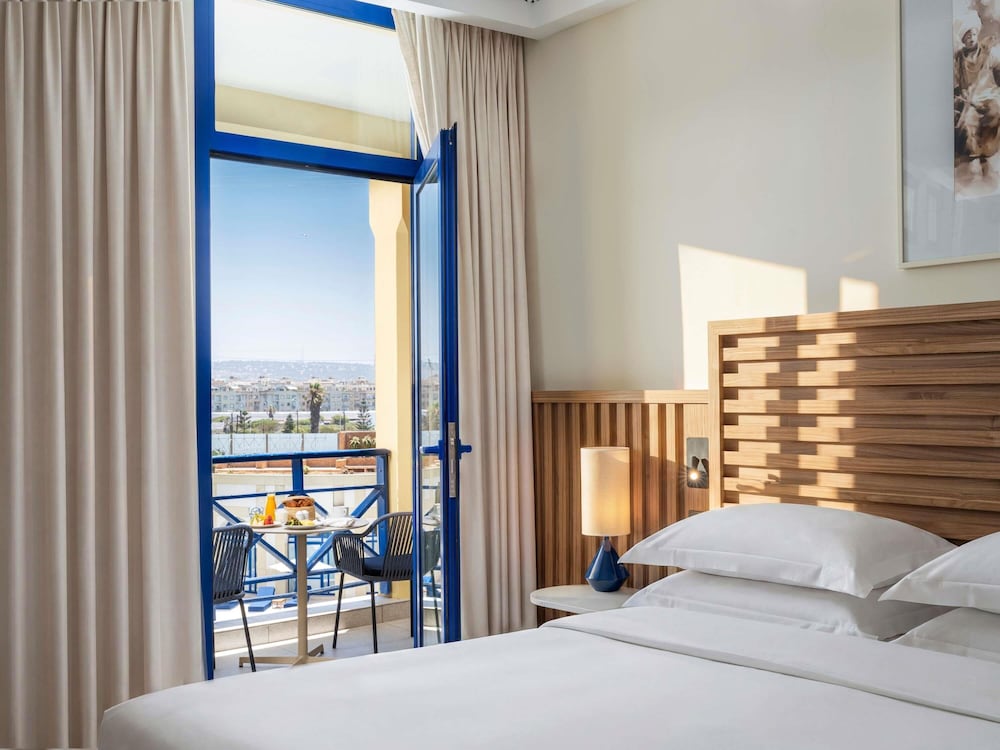 Suite Ejecutiva con cama king - size y vistas a la piscina del hotel Le Medina Essaouira Thalassa Sea and Spa Mgallery. Foto 1