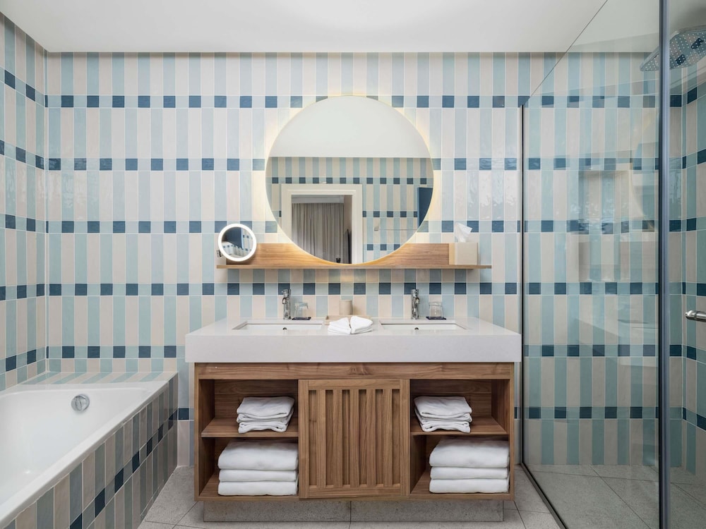 Suite Ejecutiva con cama king - size y vistas al mar del hotel Le Medina Essaouira Thalassa Sea and Spa Mgallery. Foto 3