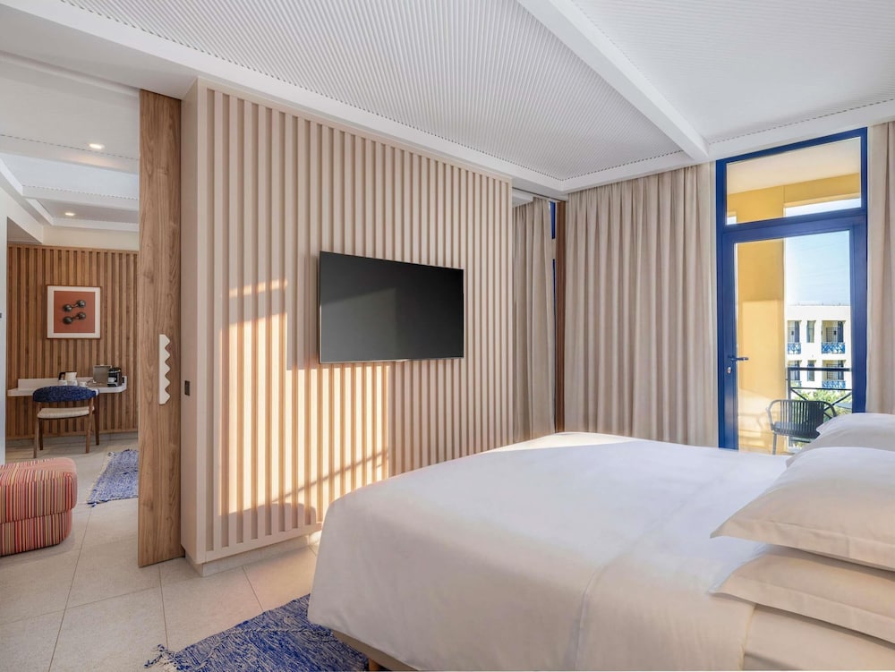 Suite Ejecutiva con cama king - size y vistas al mar del hotel Le Medina Essaouira Thalassa Sea and Spa Mgallery. Foto 4
