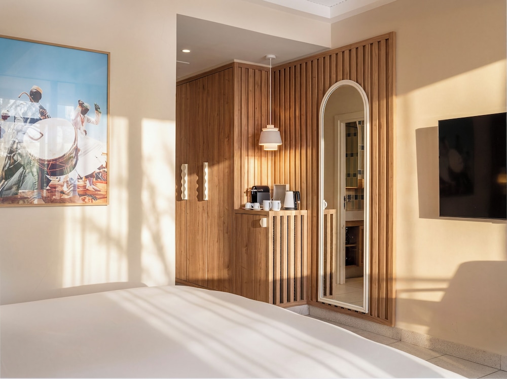 Suite Ejecutiva con cama king - size y vistas al mar del hotel Le Medina Essaouira Thalassa Sea and Spa Mgallery. Foto 7