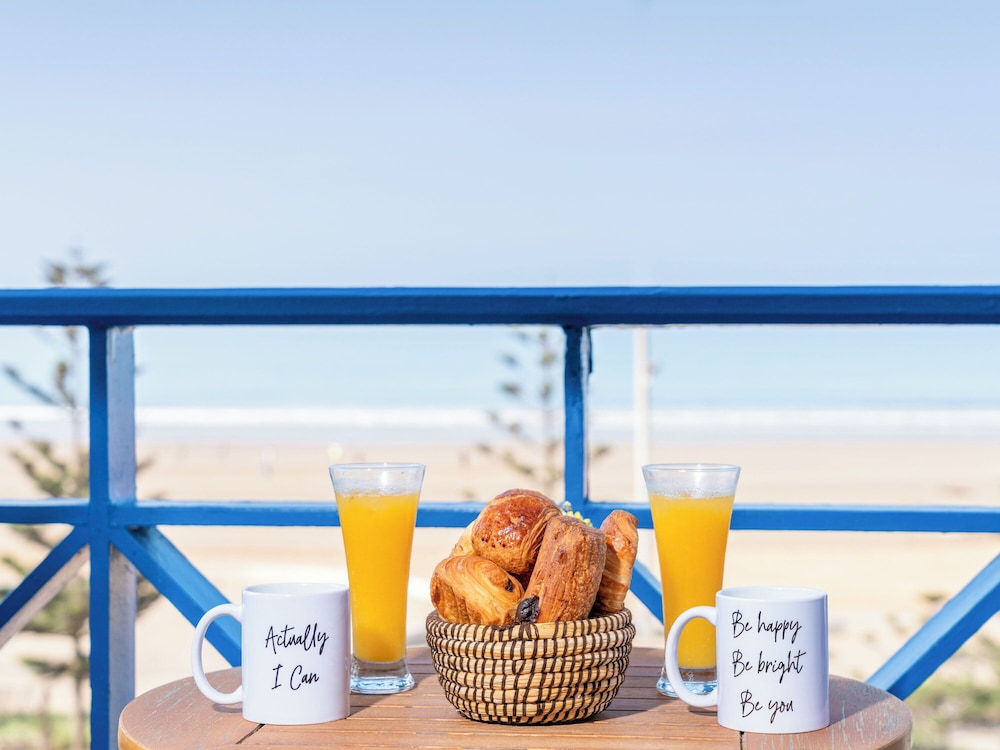 Suite Ejecutiva con cama king - size y vistas al mar del hotel Le Medina Essaouira Thalassa Sea and Spa Mgallery. Foto 8