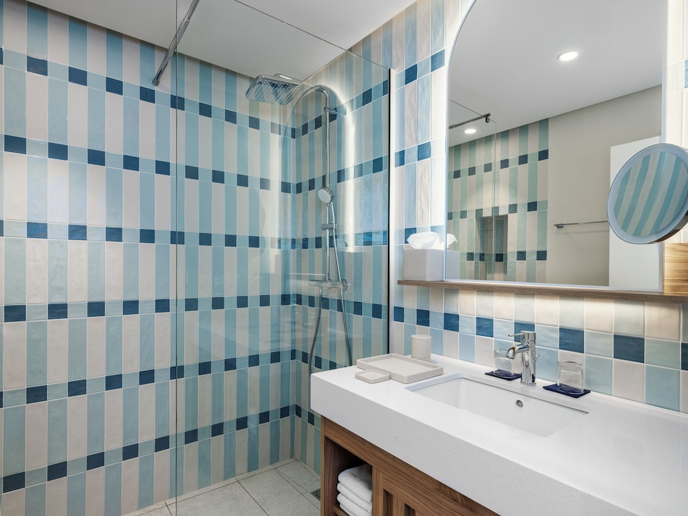 Suite Ejecutiva con cama king - size y vistas al mar del hotel Le Medina Essaouira Thalassa Sea and Spa Mgallery. Foto 9