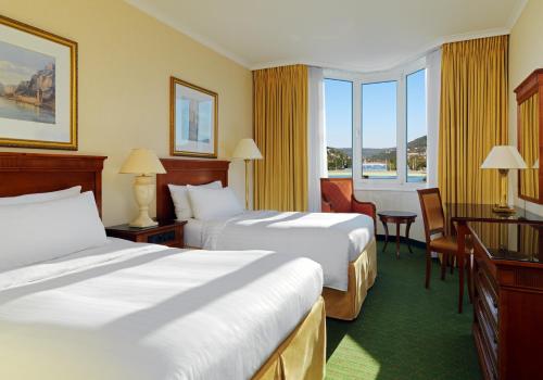 Habitación con 2 camas individuales y vistas al río del hotel Heidelberg Marriott