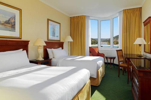 Habitación con 2 camas individuales y vistas al río del hotel Heidelberg Marriott. Foto 4