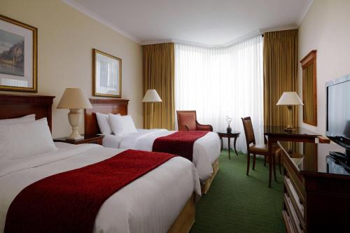Habitación con 2 camas individuales y balcón del hotel Heidelberg Marriott. Foto 1