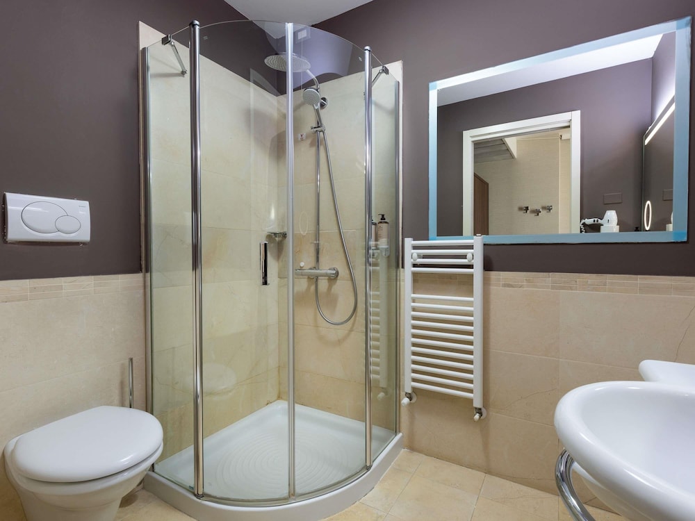 Habitación Clásica con dos camas individuales y bonito balcón del hotel Mercure Rimini Lungomare. Foto 4