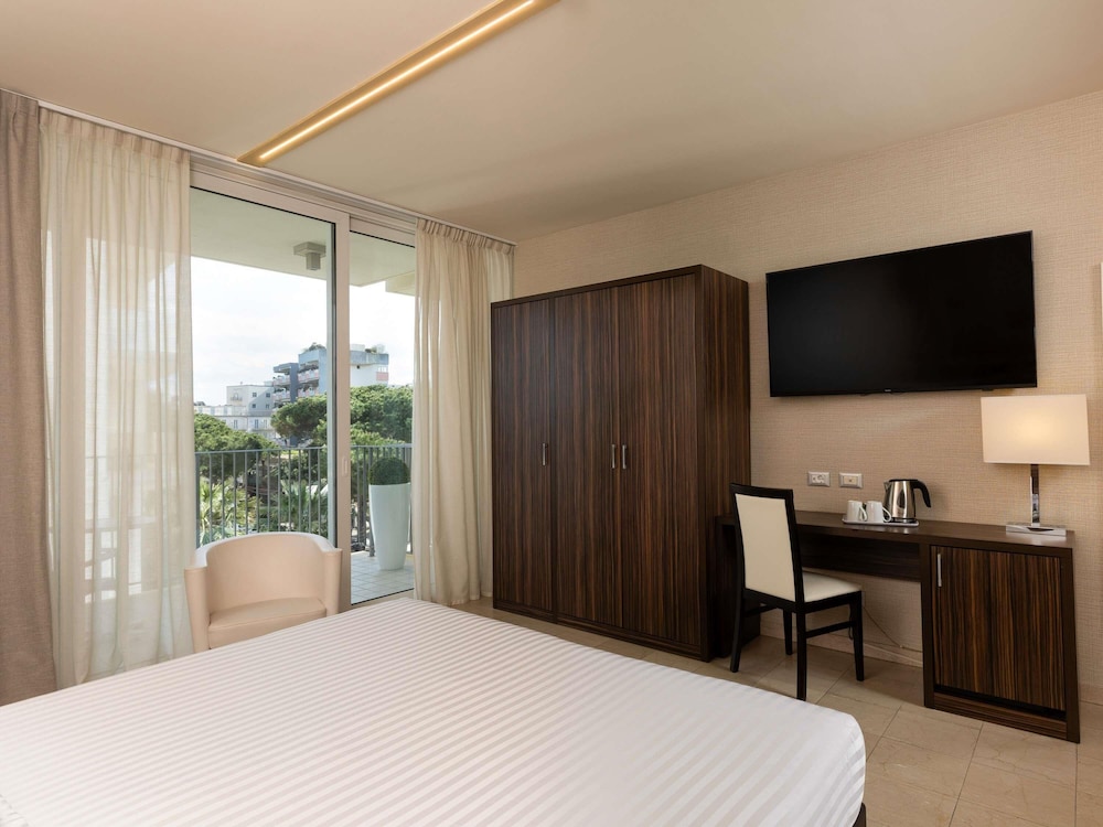 Habitación Superior con cama matrimonial y bonito balcón, máx. 3 personas del hotel Mercure Rimini Lungomare. Foto 3