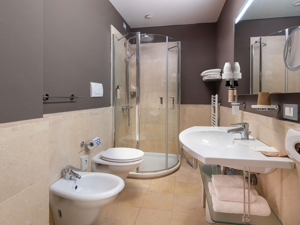 Habitación Superior con cama matrimonial y bonito balcón, máx. 3 personas del hotel Mercure Rimini Lungomare. Foto 5