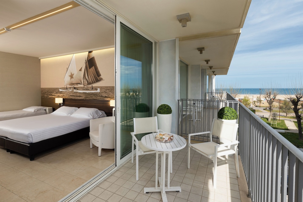 Habitación Superior con cama matrimonial y bonito balcón, máx. 3 personas del hotel Mercure Rimini Lungomare. Foto 7