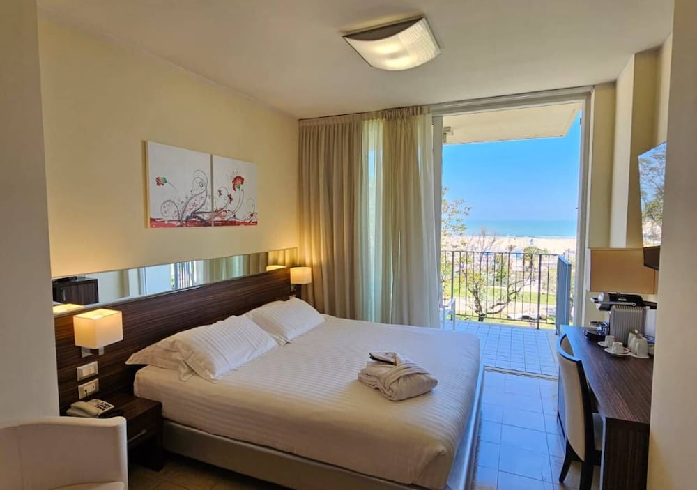 Habitación Privilege matrimonial y bonito balcón con vistas al mar - MÁX. 3 personas del hotel Mercure Rimini Lungomare. Foto 1
