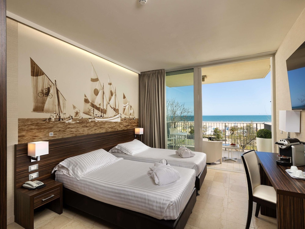 Habitación Twin Privilege con bonito balcón con vistas al mar del hotel Mercure Rimini Lungomare. Foto 4
