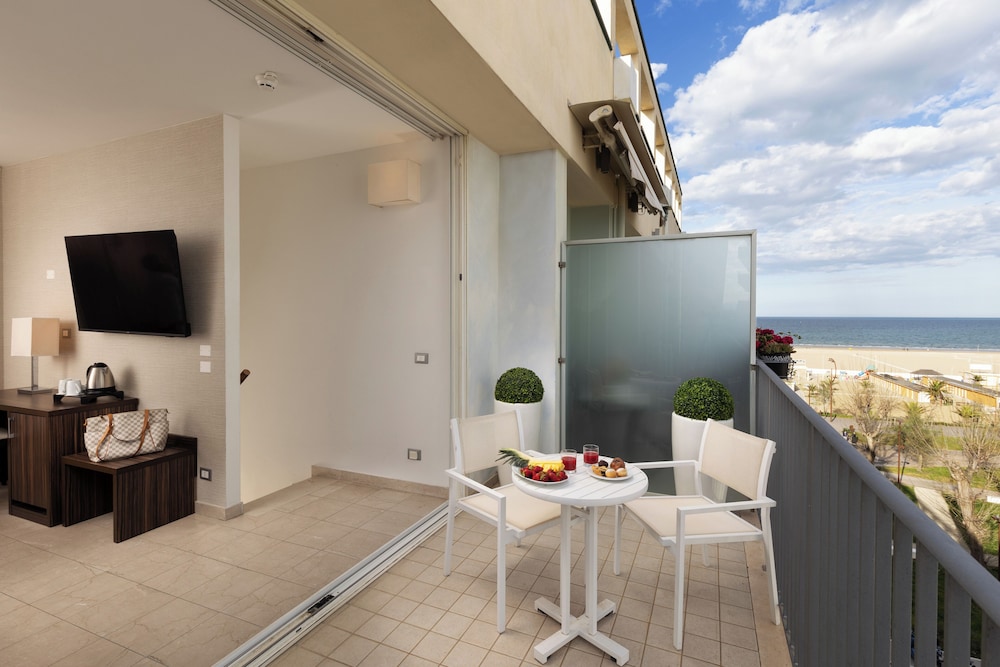 Habitación Superior con cama matrimonial y bonito balcón, máx. 3 personas del hotel Mercure Rimini Lungomare. Foto 8