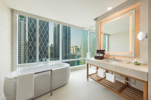 Habitación Doble Deluxe Executive con acceso al salón del hotel Eastin Grand Sathorn Bangkok. Foto 1