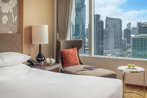 Habitación Superior Sky Mahanakhon Executive con acceso al salón del hotel Eastin Grand Sathorn Bangkok. Foto 1