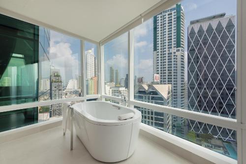 Habitación Deluxe Grand Executive con acceso al salón del hotel Eastin Grand Sathorn Bangkok