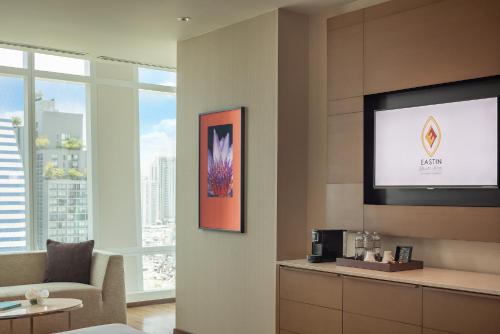 Habitación Deluxe Grand Executive con acceso al salón del hotel Eastin Grand Sathorn Bangkok. Foto 3