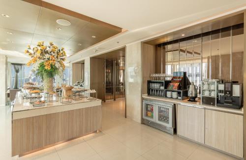 Habitación Deluxe Grand Executive con acceso al salón del hotel Eastin Grand Sathorn Bangkok. Foto 5