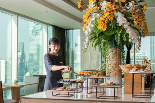 Habitación Deluxe Grand Executive con acceso al salón del hotel Eastin Grand Sathorn Bangkok. Foto 7