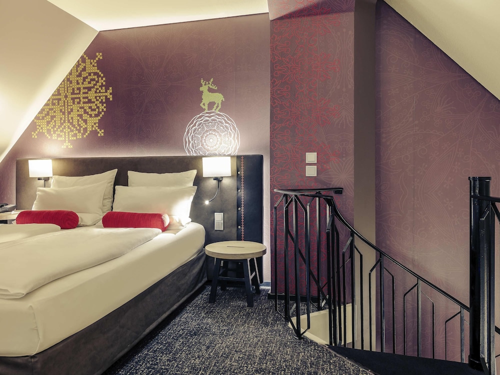 Habitación Privilege con cama doble y sofá o silla del hotel Mercure Muenchen City Center