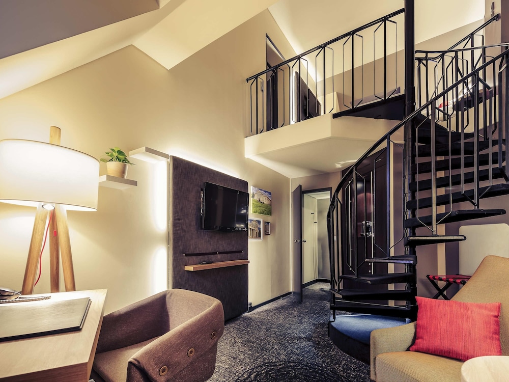 Habitación Privilege con cama doble y sofá o silla del hotel Mercure Muenchen City Center. Foto 5