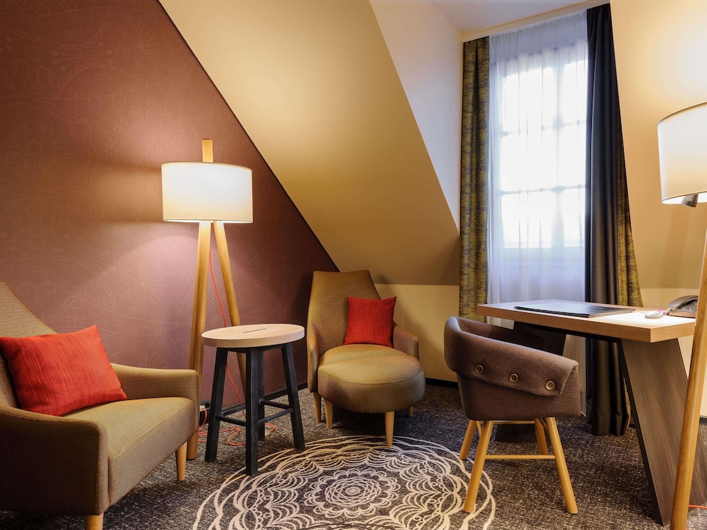 Habitación Privilege con cama doble y sofá o silla del hotel Mercure Muenchen City Center. Foto 7