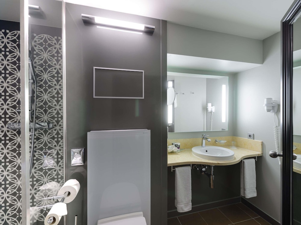 Habitación Privilege con cama doble y sofá o silla del hotel Mercure Muenchen City Center. Foto 8