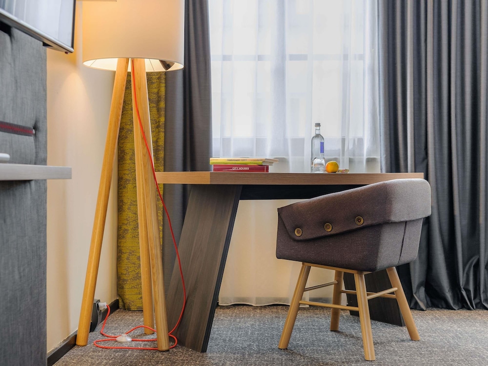 Habitación Superior con cama doble y sofá o sillón del hotel Mercure Muenchen City Center. Foto 4