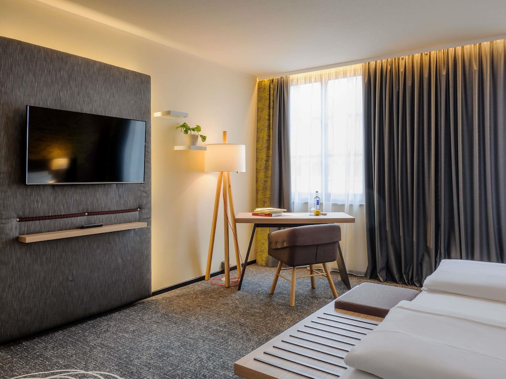 Habitación Superior con cama doble y sofá o sillón del hotel Mercure Muenchen City Center. Foto 5